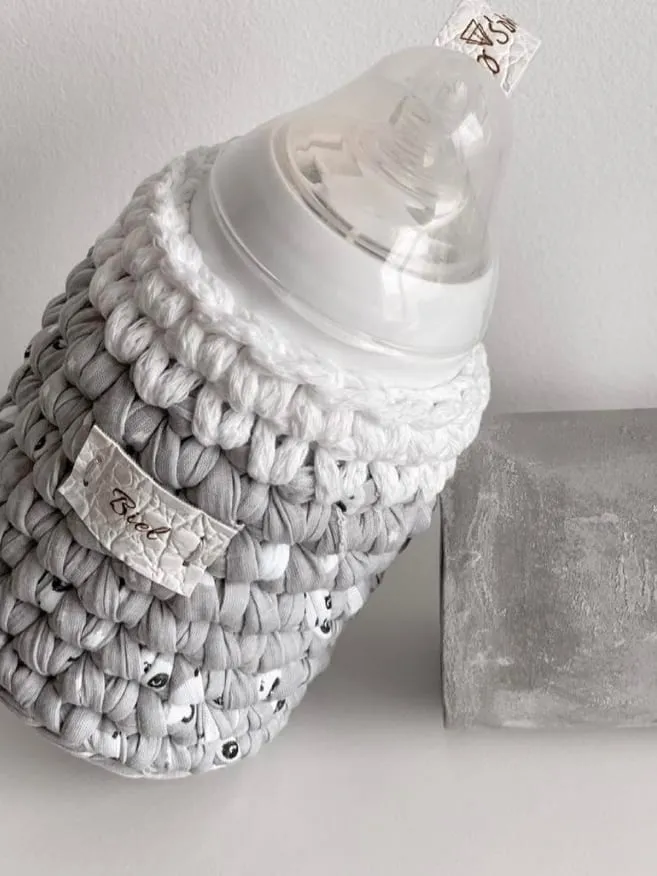 Portabibis de la colección Grey & White: gris jaspeado con el borde en blanco y el nombre Biel en la etiqueta